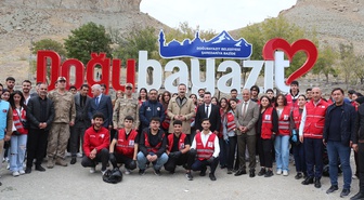 Ağrı Doğubayazıt'ta İshak Paşa Sarayı çevresinde yaklaşık 20-30 torba çöp toplandı