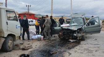 Antalya Korkuteli'de kamyonetle ticari araç çarpıştı, Meryem Kuzan öldü, 2 yaralı