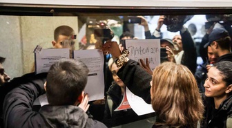 Atina'da öğrenciler eğitim ödeneği yetersizliğini çadır kurarak protesto etti