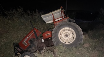 Aydın Söke'de çekici traktöre arkadan çarptı, sürücüler yaralandı