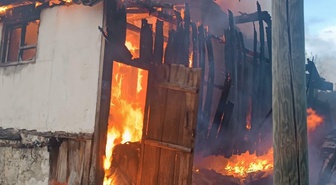 Balıkesir Dursunbey'de alt katı ahır evde yangın çıktı, 2 kardeş dumandan etkilendi