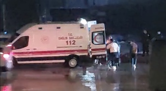 Bandırma'da sağ arka tekerleği kopan otomobil karşı şeride geçti, sürücü yaralandı