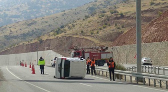 Batman'da takla atan otomobil şeridi kapatınca sürücü kazayı yara almadan atlattı