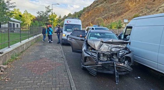 Bingöl'de Bahçelievler Mahallesi'nde otomobil ile minibüs çarpıştı, 3 kişi yaralandı