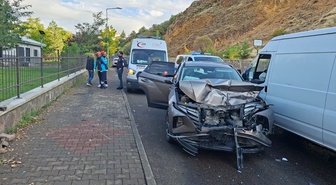 Bingöl'de otomobil ile panelvan çarpıştı, 3 yaralı hastaneye kaldırıldı