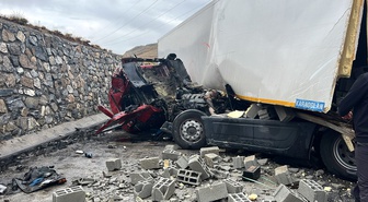 Bitlis'te duvara çarpan tırın yaralı sürücüsü AFAD ekiplerince araçtan çıkarıldı