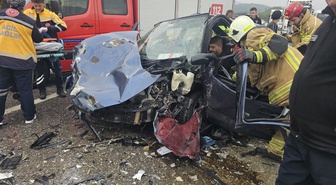 Bursa Orhangazi'de hafriyat kamyonuna çarpan otomobilde sürücü ve çocuk yaralandı
