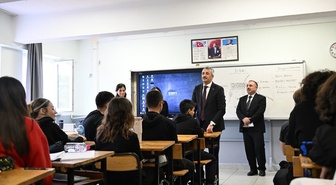 Edirne Valisi Sezer, 80. Yıl Cumhuriyet Anadolu Lisesi'nde öğrencilere başarı diledi