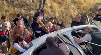Elazığ Karakoçan'da otomobil şarampole yuvarlandı, sıkışan 3 yaralı kurtarıldı