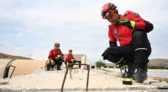 Elazığ Polis Arama ve Kurtarma ekipleri tatbikatta enkaz altındaki vatandaşı kurtardı