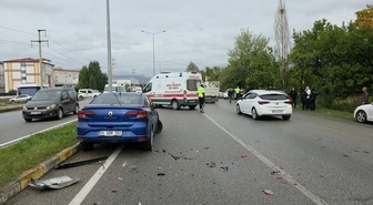 Erzincan-Sivas yolunda 4 otomobil zincirleme kazaya karıştı, 1 kişi yaralandı