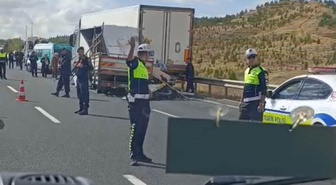 Eskişehir Sivrihisar'da tırın çarptığı kamyonette 1 kişi öldü, 1 kişi yaralandı