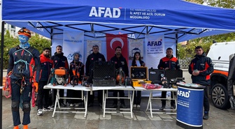 Hakkari'de AFAD, afet risklerine karşı vatandaş ve öğrencileri bilgilendirdi