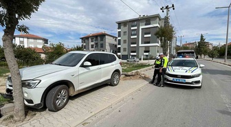 Karaman'da kaldırıma çıkan cip ağacı devirdi, kazada yaralanan olmadı