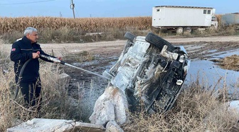 Karaman'da trafik levhasına çarpıp takla atan otomobil alev aldı, 1 kişi yaralandı