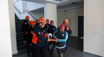 Kars'ta AFAD tatbikatında öğrenciler okuldan tahliye edildi