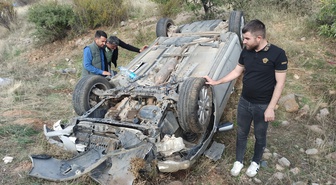 Kayseri Yahyalı'da otomobil şarampole devrildi, 4 kişi yaralandı