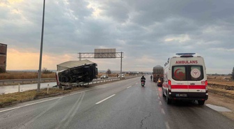 Kırklareli Babaeski'de D-100'de bariyerlere çarpan kamyon devrildi, sürücü yaralandı