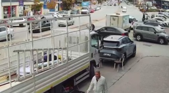 Kırşehir'de ters yöndeki motosiklet otomobile çarptı, sürücü yardımla ayağa kalktı