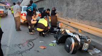 Kütahya'da motosikletin otomobillere çarptığı kazada sürücü hastaneye kaldırıldı