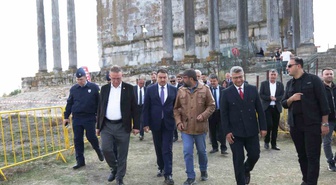 Kütahya Valisi Işın, Aizanoi’deki kazı alanını milletvekilleriyle gezdi