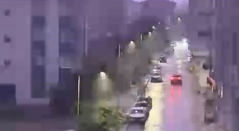 Meteoroloji uyarısının ardından Elazığ'da çakan şimşekler geceyi gündüze çevirdi