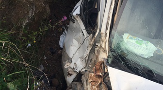 Ordu Ünye'de okul servis minibüsü şarampole yuvarlandı, 5 öğrenci ve sürücü yaralandı