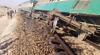 Pakistan'da Multan'da yolcu treni raydan çıktı, 5 kişi öldü, 30'dan fazla yaralı var