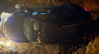 Siirt-Pervari kara yolunda hafif ticari araç takla attı, anne ve oğlu yaralandı