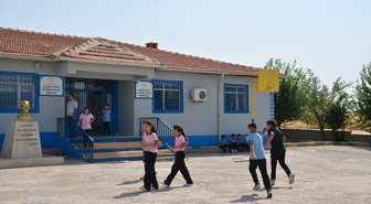 Silopi'de öğretmenler köy okulunun dış cephesini boyadı