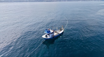 Sinop Türkeli'de balıkçılar bol palamutla limana döndü, av dronla görüntülendi