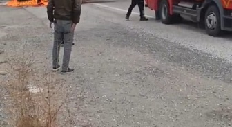 Van'da seyir halindeki kamyonet alev aldı, sürücü son anda kurtuldu