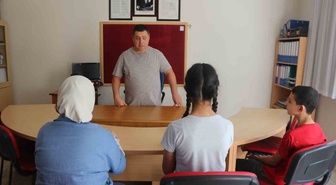Adana'da görme engelli öğretmen Akyürek, 20 yıldır okulunda rehberlik ediyor