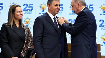 TRT ekranlarından duyurdu! AK Parti rozeti takan Cemil Tugay'dan İzmirlilere müjde
