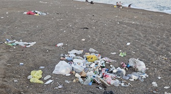 Antalya Aksu'da caretta yuvalama alanı olan Kumköy sahili çöplerle doldu