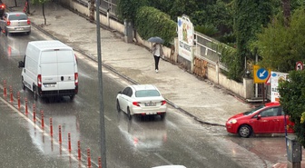 Antalya'da sağanak yaşamı aksattı, Valilik kuvvetli yağış için uyardı