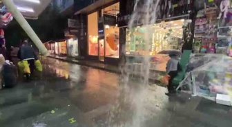Antalya'da sağanakta Kepez'de su seviyesi diz seviyesine kadar yükseldi