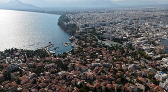 Antalya Kaleiçi'nde tarihi surlar ile modern kent dokusu dronla görüntülendi