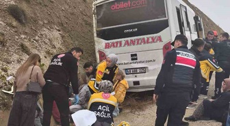 Antalya Korkuteli'de midibüs kayalıklara çarptı, 6'sı Rus 9 kişi yaralandı