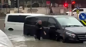 Başakşehir'de Süleyman Demirel Bulvarı'nı su bastı, araçlar mahsur kaldı