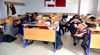 Batman'da imam hatip lisesinde afet tatbikatında öğrenciler Çök-Kapan-Tutun yaptı
