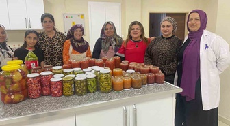 Batman'da kadın kursiyerler ÇATOM'da imeceyle turşu ve reçel hazırladı
