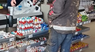 Bayburt'ta işçi, çamurlu ayakkabılarıyla markete girmedi, çorapla alışveriş yaptı