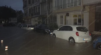 Beykoz'da fırtına ve sağanak yolları suya gömdü, araçlar su altında kaldı