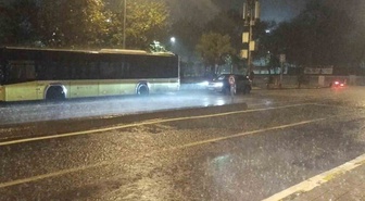 Beykoz'da şiddetli sağanak yolları su altında bıraktı, sürücüler ilerlemekte zorlandı