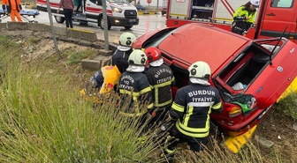 Burdur'da yolcu otobüsü ile otomobil çarpıştı, kazada 2 kişi yaralandı