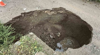 Çanakkale Biga'da aşırı yağışların çökerttiği toprak yol onarılarak ulaşıma açıldı
