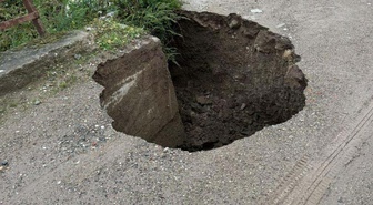 Çanakkale'de sağanak nedeniyle Biga'da yol çöktü, Gelibolu'da tekneler karaya vurdu