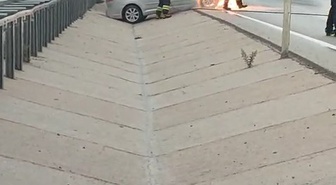 Çanakkale Güzelyalı'da seyir halindeki otomobilin motor bölümünde yangın çıktı