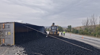 Çorum Alaca'da kömür yüklü tır devrildi, yol tek şeritten ulaşıma açıldı